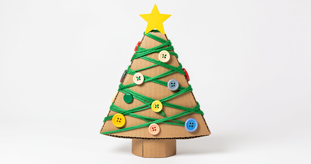 Árbol de Navidad de cartón forrado con lana verde y decorado con botones de colores